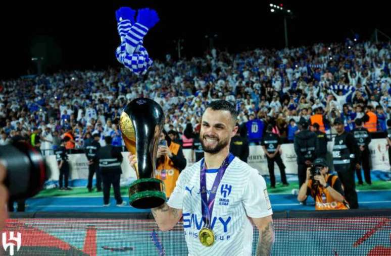 Michael com a taça da Supercopa Saudita –