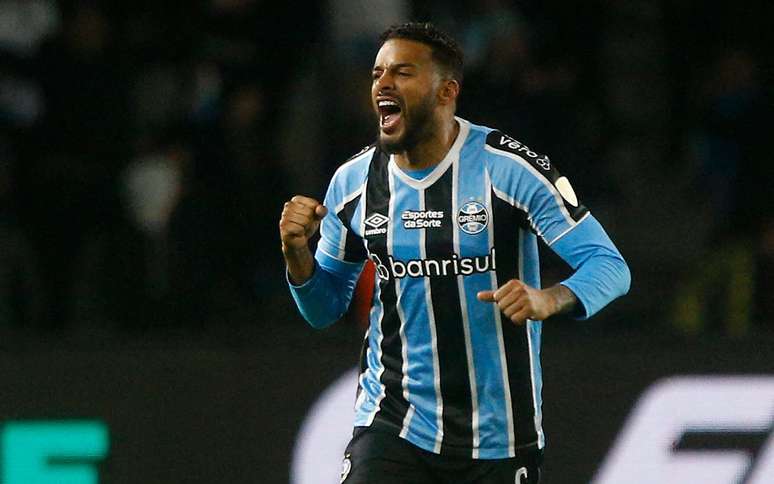 Reinaldo brilhou na ida e deixou o Grêmio mais perto da classificação