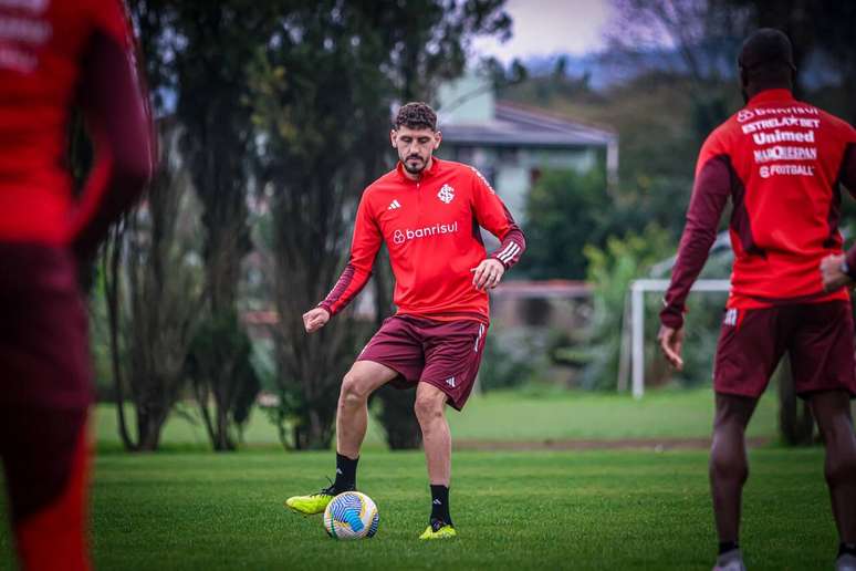 Rogel em seu primeiro treino com o elenco do Inter –