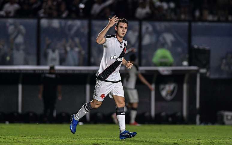 Lucas Piton celebra gol na Copa do Brasil pelo Vasco