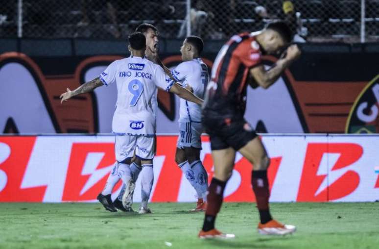 Dinenno marcou duas vezes e salvou o Cruzeiro contra o Vitória –