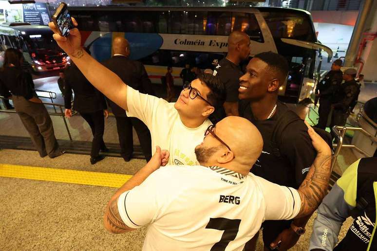 Torcedores tietam Luiz Henrique na chegada do Botafogo em solo paulista -