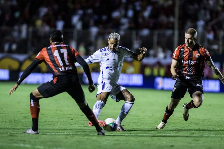 Cruzeiro empata contra Vitória. 