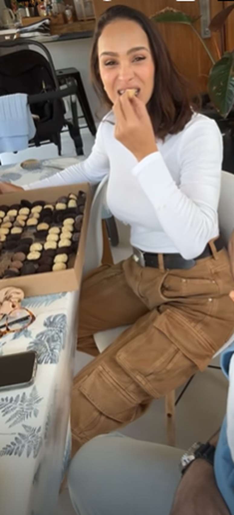 Let&iacute;cia devorou docinhos ap&oacute;s o almo&ccedil;o &mdash;