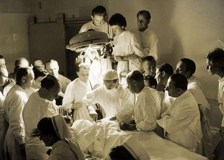 Em setembro de 1959, durante o 18º Congresso Internacional de Cirurgia em Munique, na Alemanha, Demikhov demonstrou aos especialistas como implantar uma bomba intratorácica em um cachorro