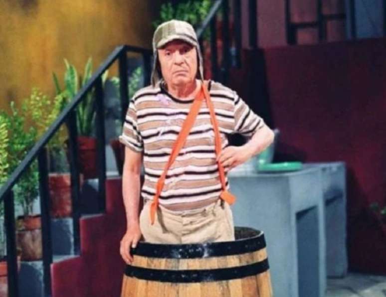 Curiosidade 2: O barril todos conhecem, mas havia um apartamento... - Por mais que o personagem Chaves usasse sempre o barril como seu espaço pessoal, ele dividia um apartamento com um personagem que não apareceu em nenhum momento do seriado, aumentando a curiosidade dos fãs. Roberto Bolaños morreu em 28/11/2014, aos 85 anos.