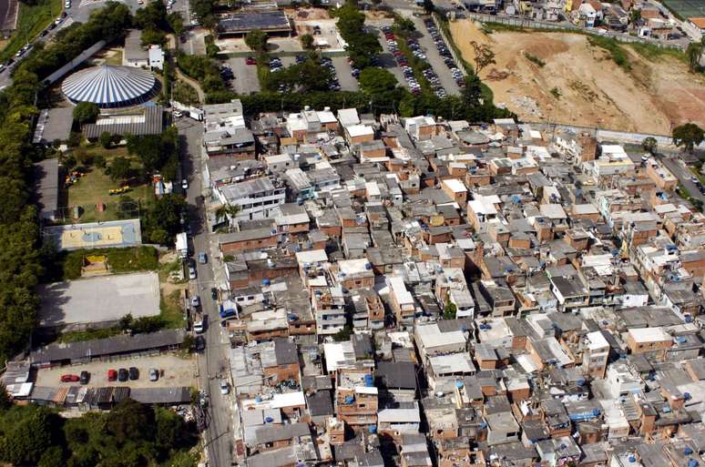 Favela São Remo e a divisa com o campus central da Universidade de São Paulo (USP), zona oeste paulistana.