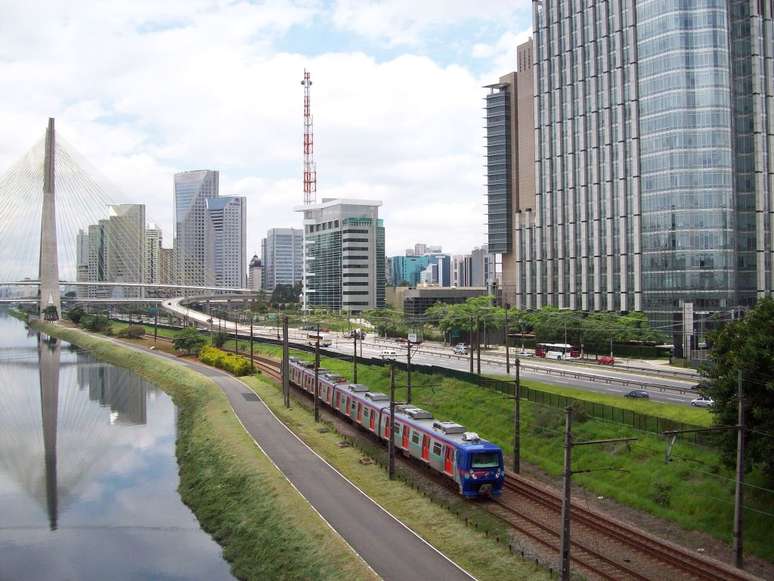 Quando passava de trem ao lado da marginal Pinheiros, Paulo sonhava em fazer prédios como os que via no trajeto.