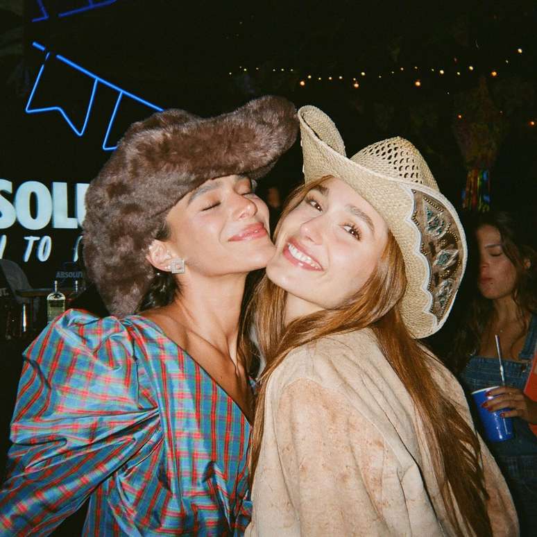 Bruna Marquezine assume Jo&atilde;o Guilherme ao abrir &aacute;lbum de anivers&aacute;rio