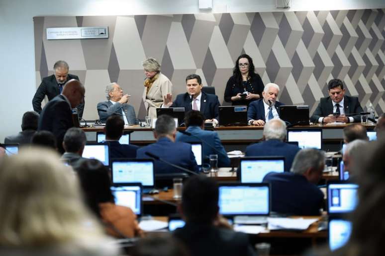 Sessão da CCJ do Senado; ao centro, o presidente do colegiado, Davi Alcolumbre