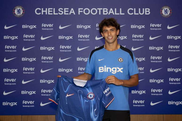 João Félix posa com a camisa do Chelsea em seu retorno à Premier League –