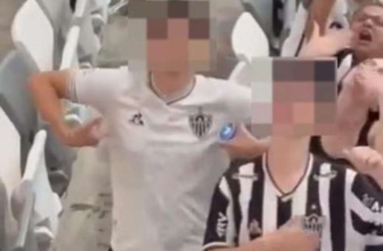 Torcedor do Atlético-MG faz gestos racistas 