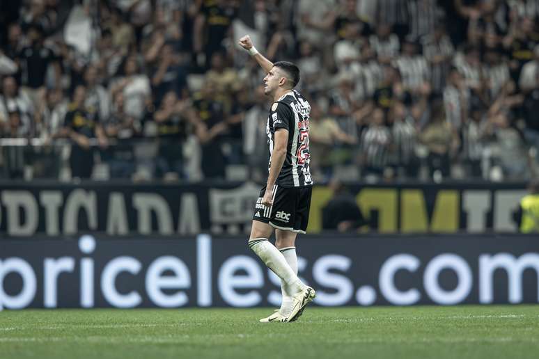 Battaglia comemora o gol contra o San Lorenzo na Copa Libertadores.