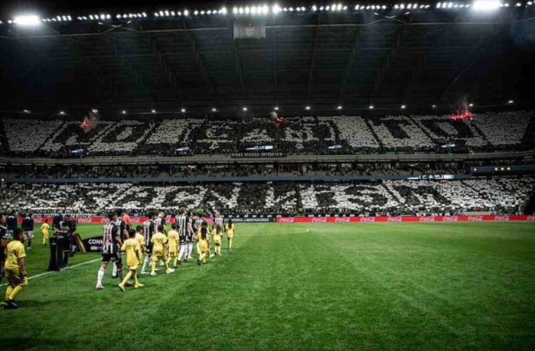 Mosaico da torcida do Atlético em manifestação contra o racismo –