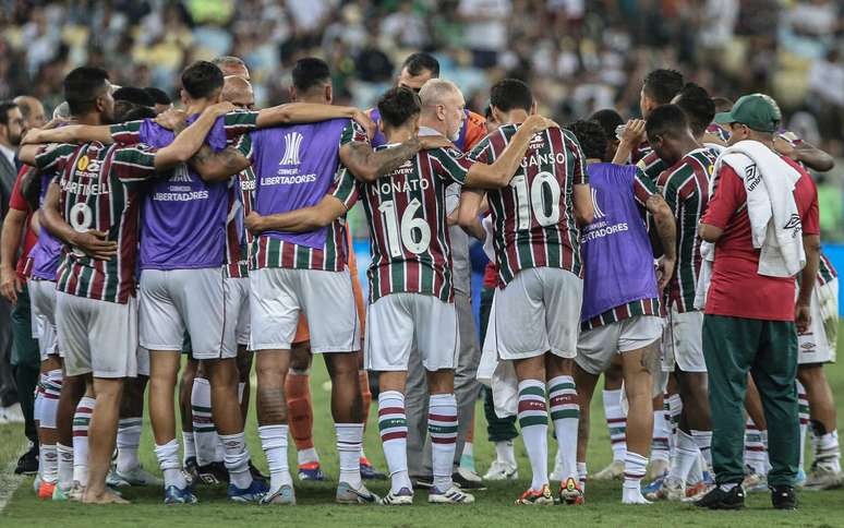 Mano Menezes conversa com elenco do Fluminense antes das cobranças de pênaltis contra o Grêmio