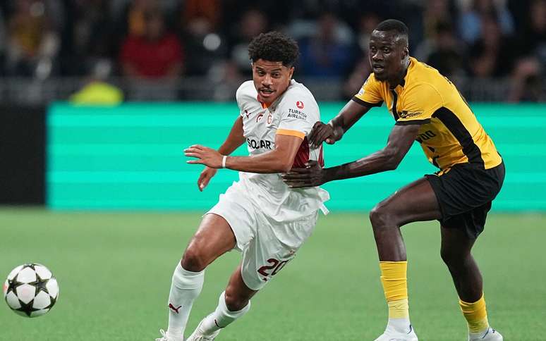 O brasileiro Gabriel Sara uniforme branco entrou em campo pelo Galatasaray nos playoffs da Champions League