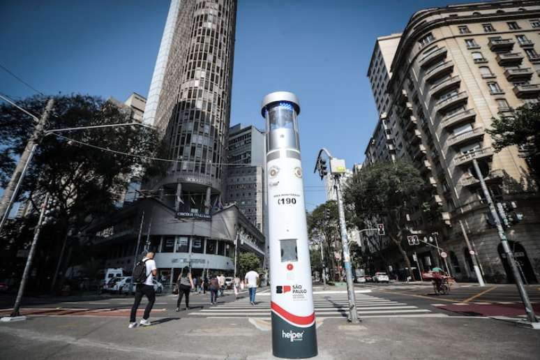 Totens de segurança estão localizados em três pontos específicos do centro da capital paulista. Na foto, equipamento localizado na Avenida Ipiranga nas imediações do Edifício Itália.