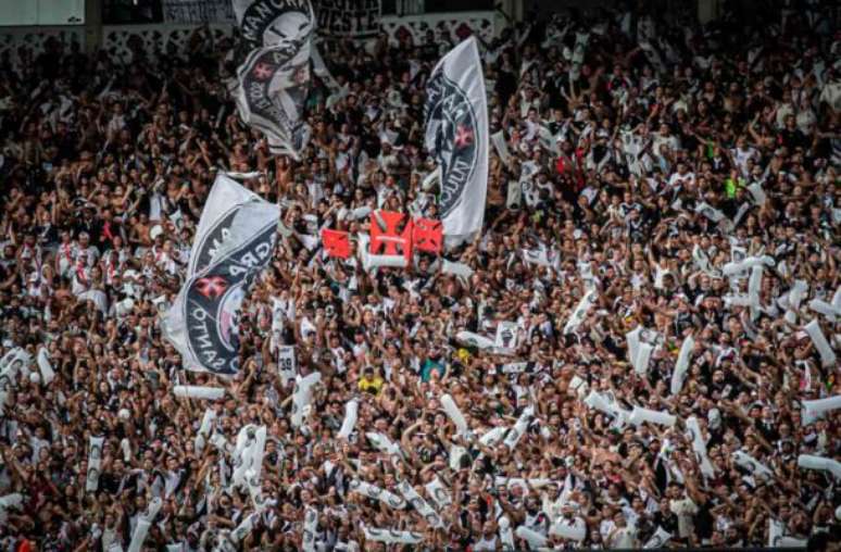 Torcida do Vasco celebra os 126 anos de história do clube do coração –