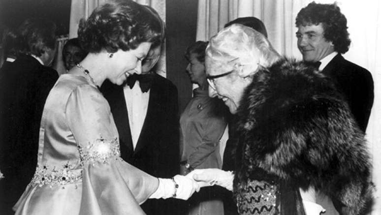 Encontro de Agatha Christie e Rainha Elizabeth II, em 1974 /