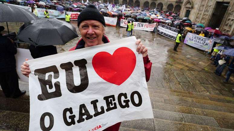 Manifestante participa de ato na cidade de Santiago de Compostela, na Galícia, em defesa da promoção e preservação do galego