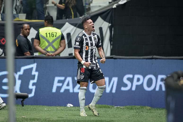 Paulinho em a&ccedil;&atilde;o pelo Atl&eacute;tico, na vit&oacute;ria sobre o San Lorenzo, pela Libertadores &ndash;