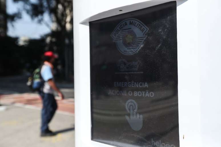 Totens são equipados com um botão de emergência, permitindo que a pessoa possa utilizá-los para fazer uma ligação direta para a Polícia Militar, 24 horas por dia e com um simples toque de acionamento.