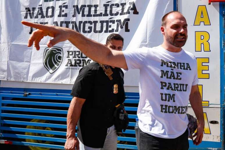 Eduardo Bolsonaro (PL-SP) durante protesto pró-armas em Brasília, no início de julho