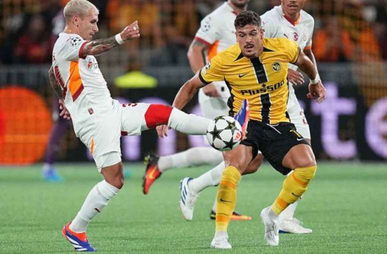 Jogadores de Young Boys e Galatasaray em disputa de bola no playoff da Champions –