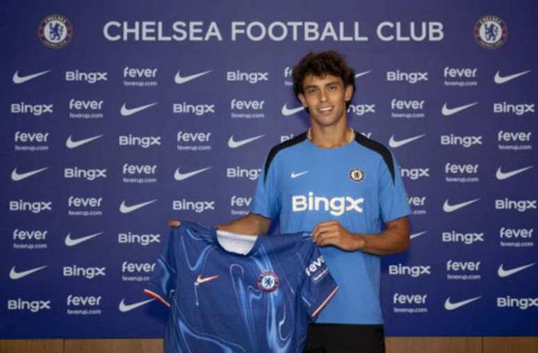 João Félix posa com a camisa do Chelsea em seu retorno à Premier League –