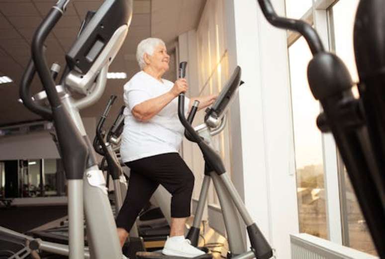 Pessoas com obesidade sarcopênica correm maior risco de perder a capacidade de realizar tarefas cotidianas, como caminhar ou andar pelos cômodos da casa. Também pode acarretar aumento de doenças e morte precoce. Vaillery/Shutterstock