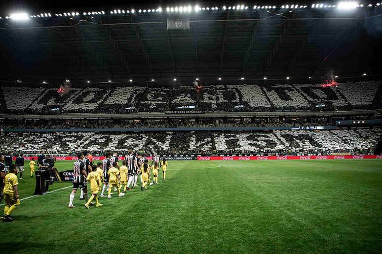 Mosaico da torcida do Atlético em manifestação contra o racismo –