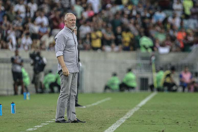 Mano Menezes na beira do campo em classificação do Fluminense na Liberta –