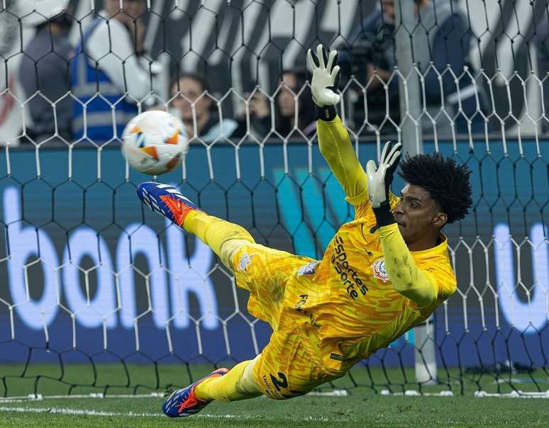 Herói mais uma vez, Hugo Souza atinge marca expressiva em pênaltis pelo Corinthians. 