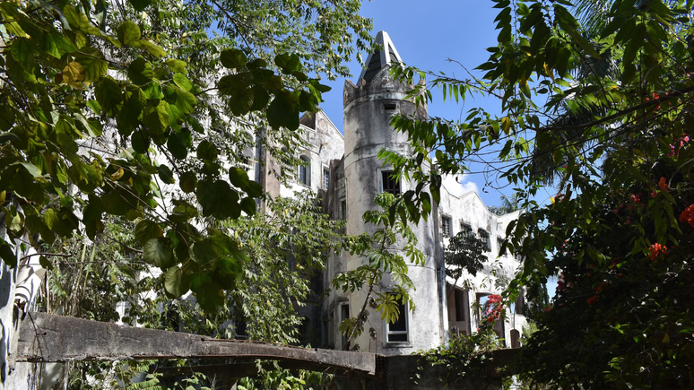 Castelo do cantor José Rico está abandonado