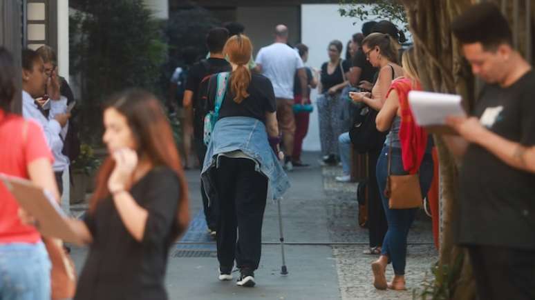 Candidatos chegam para realização do 'Enem dos concursos' em faculdade na zona sul do Rio de Janeiro.