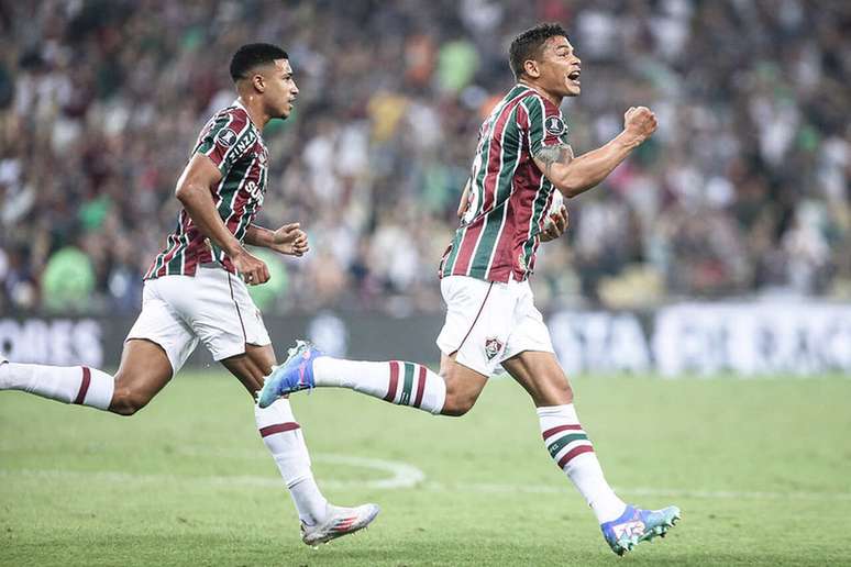 Thiago Silva (D) comemora gol marcado na vitória do Fluminense –