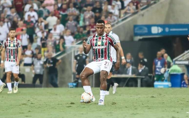 John Arias em ação pelo Fluminense contra o Grêmio em partida da Libertadores