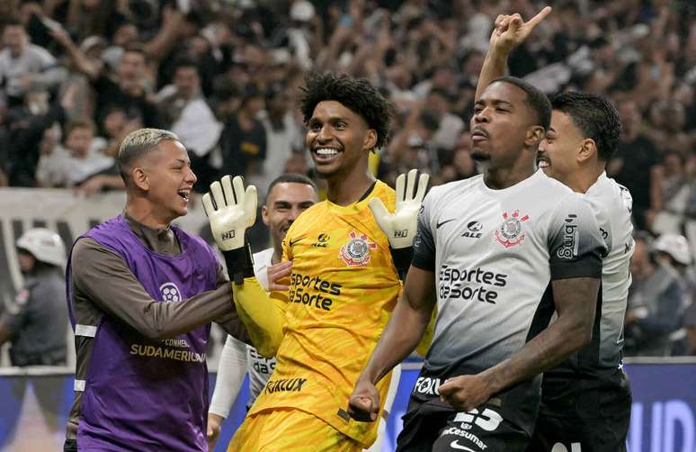 Atualmente, Hugo Souza é o grande nome do Corinthians -