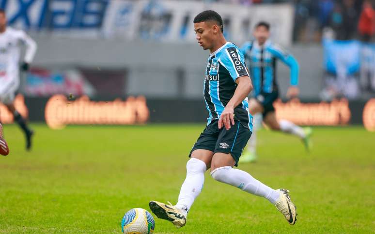 Gustavo Nunes em ação pelo Grêmio