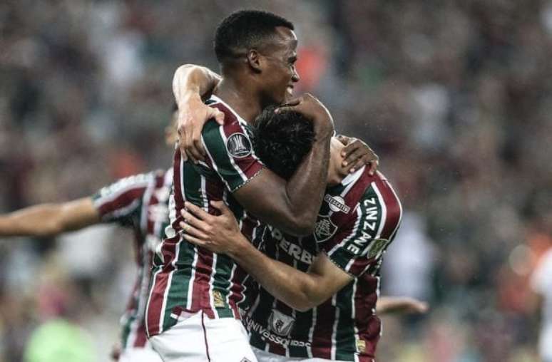 Thiago Silva (D) comemora gol marcado na vitória do Fluminense –