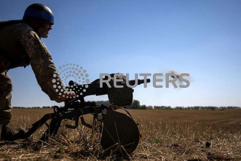 Soldado da Ucrânia dispara lançador de granadas durante exercício na região de Sumy, perto da fronteira com a Rússia, em meio ao ataque da Rússia à Ucrânia
17/08/2024
REUTERS/Thomas Peter