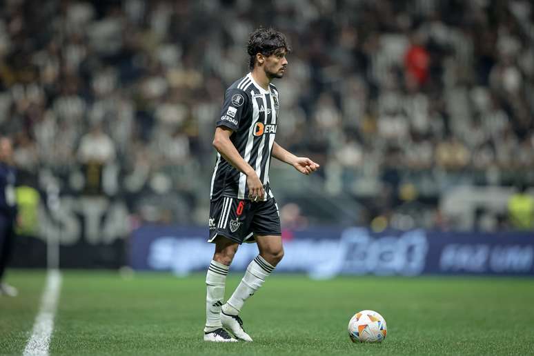 Gustavo Scarpa em campo pelo Atlético. 