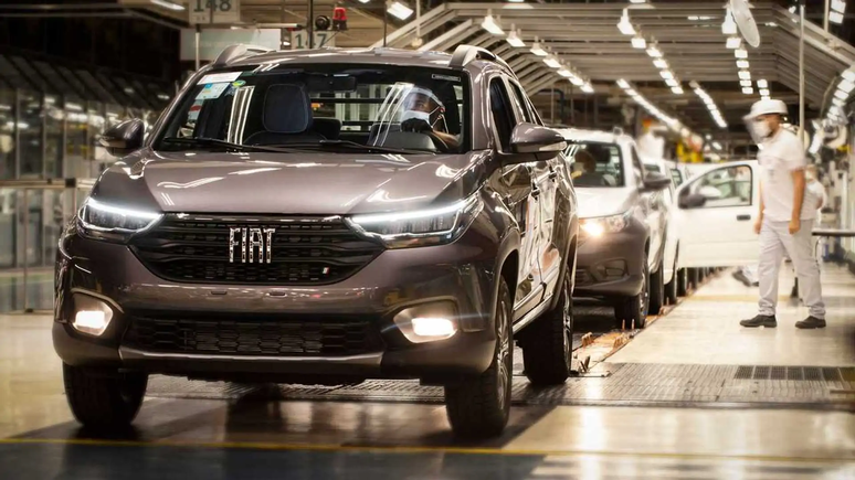 Linha de produção do Fiat Strada em Betim: recorde em Julho 2024