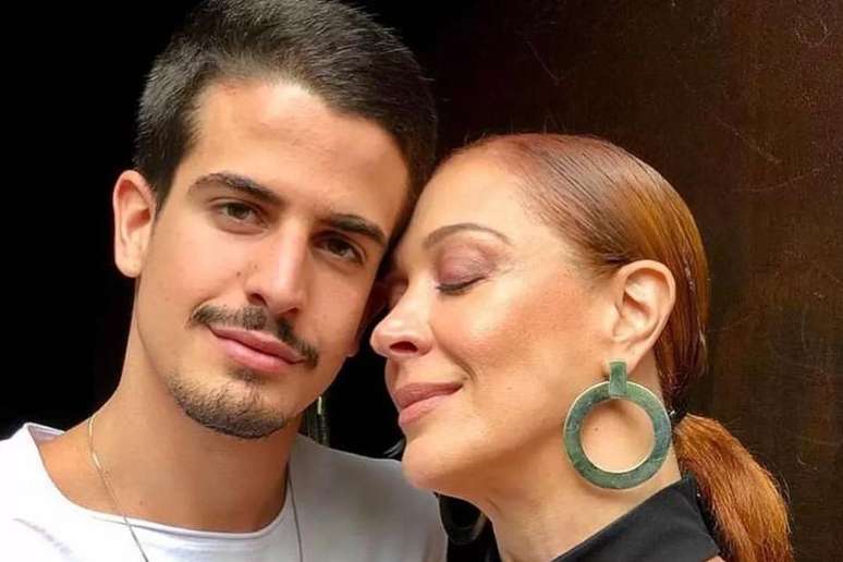 Claudia Raia ao lado do filho, Enzo Celulari, de 27 anos