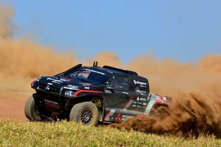 Mitsubishi Triton Ultimate Racing frente fazendo curva em pista de terra.jpg