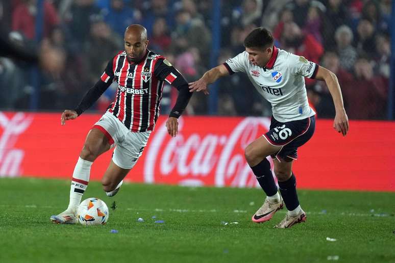 Lucas Moura (São Paulo) se desvencilhando da marcação de Lucas Sanabria (Nacional), no dia 15.08.2024 