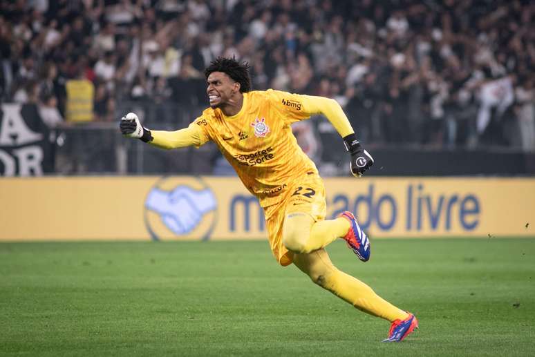 Hugo Souza brilha na classificação do Corinthians