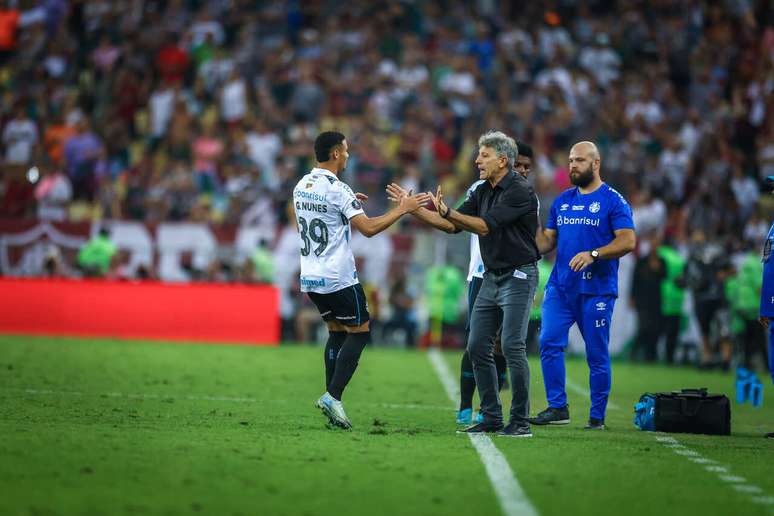 Gustavo Nunes comemora o seu último gol pelo Grêmio com o técnico Renato Gaúcho –