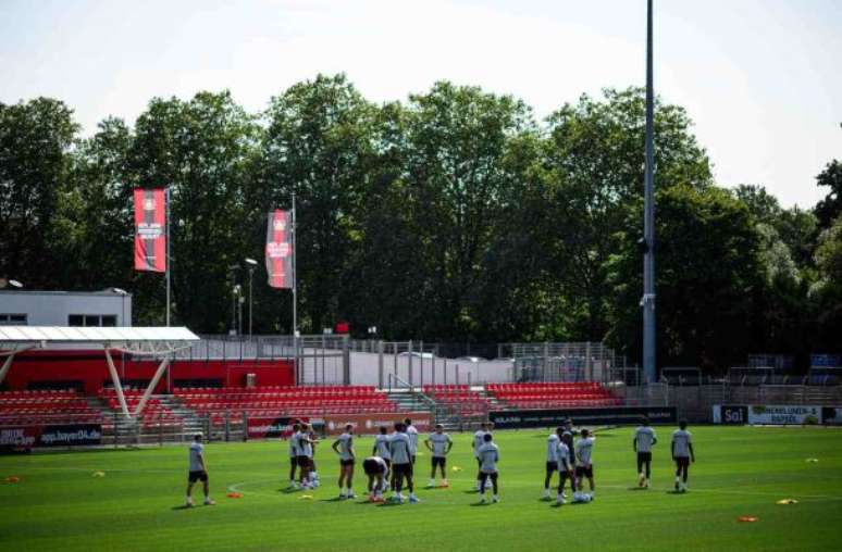 Jogadores do Leverkusen durante treinamento da equipe –