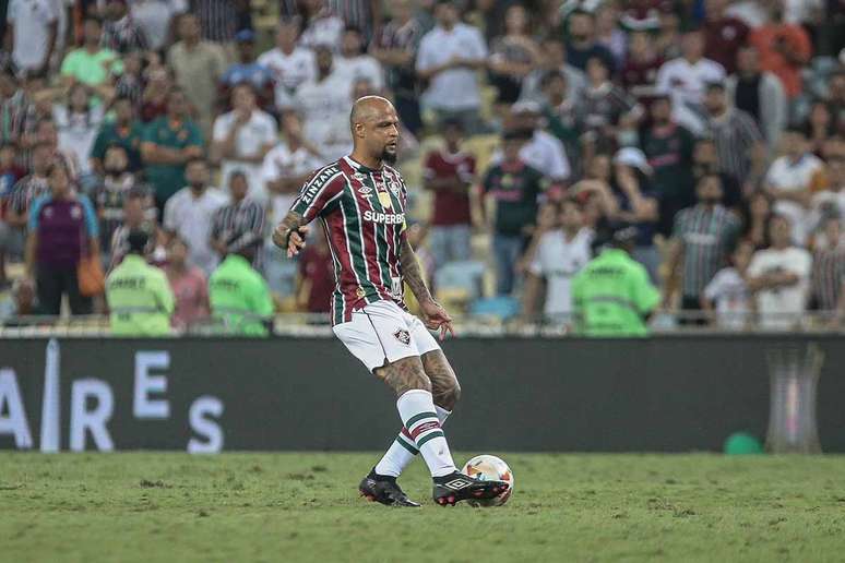 Felipe Melo em ação com a camisa do Fluminense contra o Grêmio –